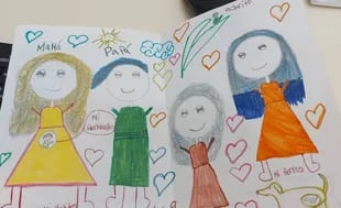El dibujo de Lourdes (7), quien junto a su hermana Jazmín (12) espera formar una nueva familia por medio de la adopción.