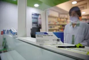 Immunobio, una prueba rápida de antígenos importada de China que se ofrece en farmacias locales a $1650