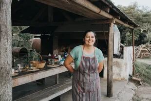 En Colonia Carlos Pellegrini de Corrientes, el turismo le dio la posibilidad a personas como Romina para vivir enseñando sobre su tierra
