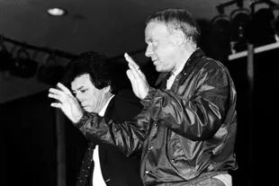 Sinatra saluda antes de la conferencia de prensa, junto a Palito Ortega, a quien le pidió que no se hablara de mafias ni de romances