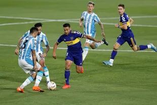 Eduardo Salvio conduce el balón, hizo un gol clave para el triunfo ante Racing y la clasificación de Boca para las semifinales en la Bombonera.