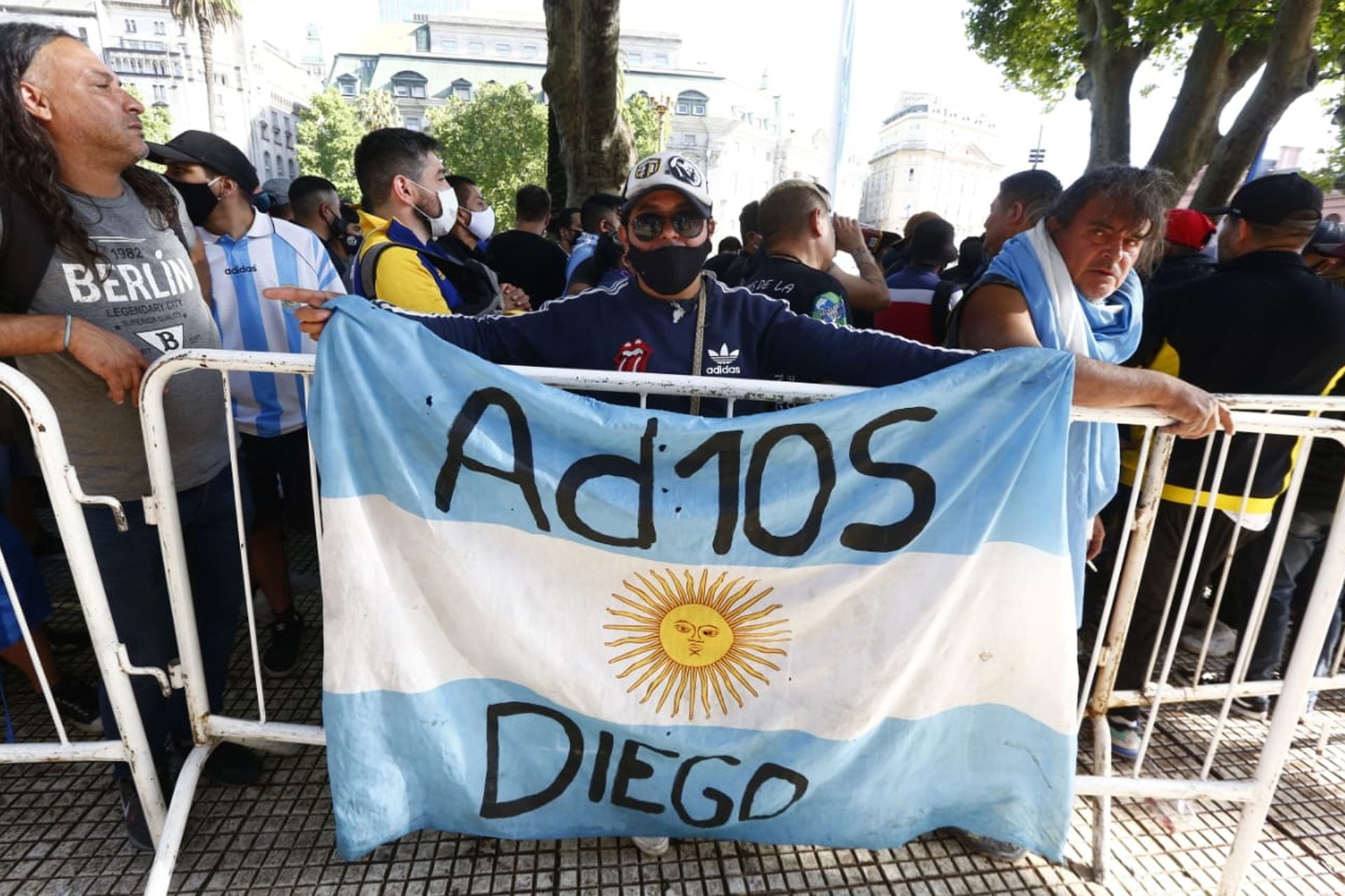 Banderas, carteles, fotos y todo el afecto para despedir al Dios del fútbol
