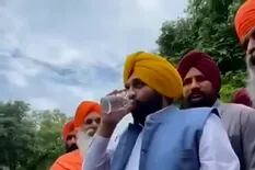 Un funcionario indio bebió agua contaminada de un “río sagrado” para demostrar que estaba limpia: terminó internado