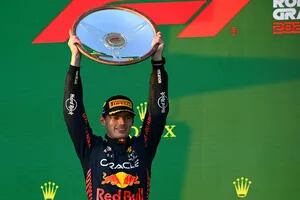 Las razones de Verstappen para dominar la Fórmula 1 y los "nervios destrozados" de Checo Pérez