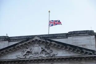 La bandera de la Unión sobre el Palacio de Buckingham en el centro de Londres ondea a media asta tras el anuncio de la muerte de la Reina Isabel II