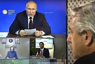 Alberto Fernández escucha el discurso de Putin en la videoconferencia de la que participó el viernes; le agradeció al "amigo" ruso por la Sputnik V