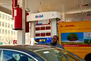 Una persona llena de combustible su coche en una gasolinera de Manhattan, el 28 de marzo de 2022. 