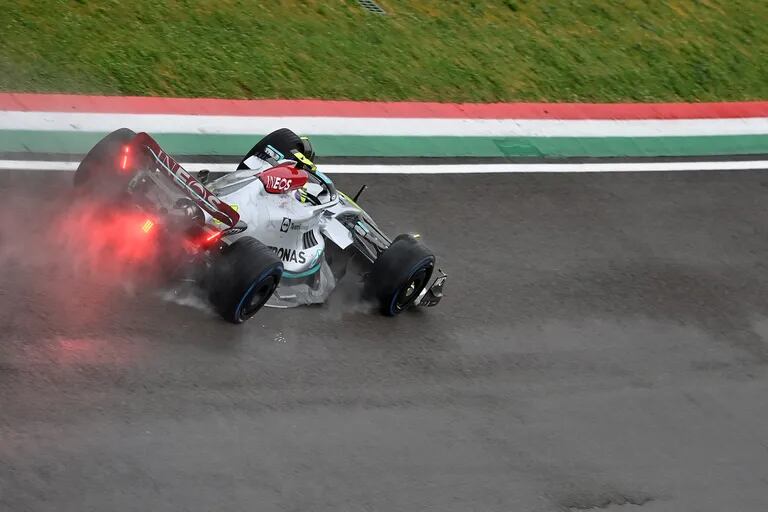 Lewis Hamilton en Mercedes stopten de val niet, terwijl Max Verstappen de snelste tijd neerzette voor de sprintrace.