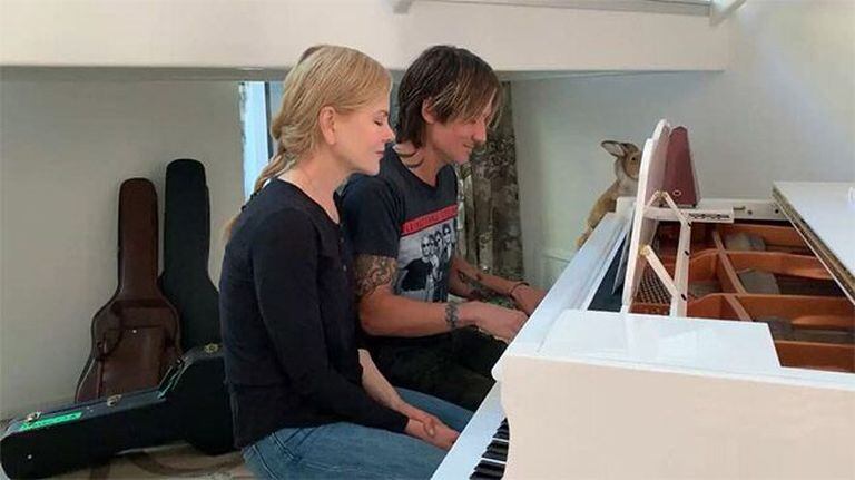 Nicole Kidman y Keith Urban, sentados en el piano que tienen en su casa de Nashville