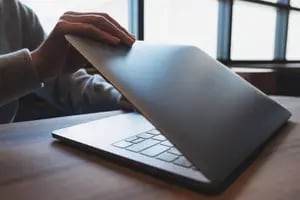 Computadora portátil: ¿es contraproducente tener la notebook siempre conectada?