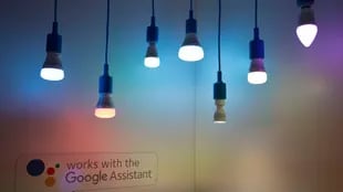 Estas luces LED de la firma Wiz se pueden controlar con Google Assistant; Amazon también tiene múltiples lámparas compatibles