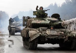 Militares ucranianos se dirigen en tanques hacia la línea del frente