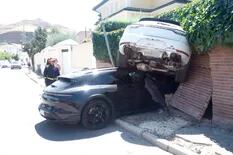 Una conductora chocó dos Porsche de la familia y destruyó la pared del vecino