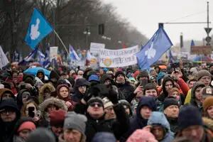 Una polémica marcha por la paz en Ucrania reunió a miles de personas en Berlín 