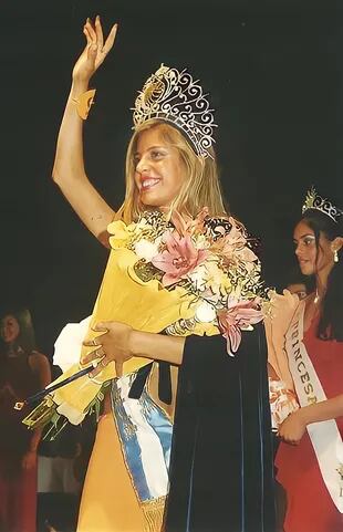 Virginia Gallardo tiene, por lo menos, tres coronas: es Reina de la Sandía, Reina de la Naranja y Reina del Carnaval.