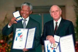 Murió Frederik de Klerk, el último presidente del apartheid que liberó a Nelson Mandela