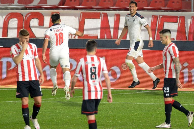 Juan Manuel Insaurralde festeja su gol, el que le dio el triunfo a Independiente en la cancha de Estudiantes, por la 2° fecha del Torneo 2021