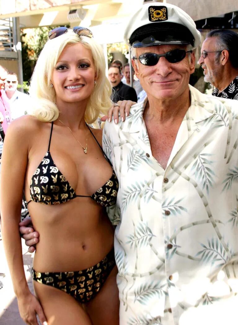Holly Madison junto a Hugh Hefner en una fiesta en la mansión Playboy