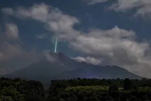 El meteoro parece caer en la cima del volcán Merapi en esta imagen asombrosa registrada por el fotógrafo indonesio Gunarto Song