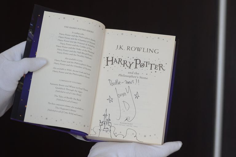 El ilustrador galés de "Harry Potter y la piedra filosofal", Jonny Duddle, dejó su firma estampada en el ejemplar que atesora Patricio Tarantino, fanático y autor de una investigación que se presentará mañana en el Ateneo Grand Splendid