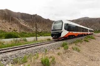 Comienza a operar un nuevo tren turístico en uno de los paisajes más lindos del país