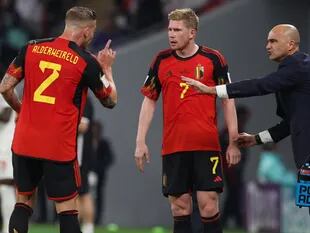 El jugador belga Kevin De Bruyne discute con su compañero Toby Alderweireld durante el partido entre Bélgica y Canadá
