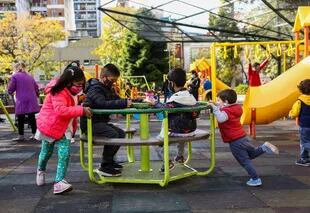 Las plazas y parques son una opción, si el clima acompaña, para pasar el Dia del Niño. 
