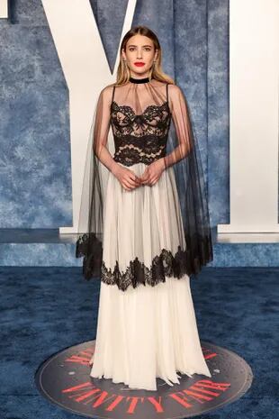 Emma Roberts lució un corset que combinaba flores negras y que se dejaba ver por debajo de una capa transparente