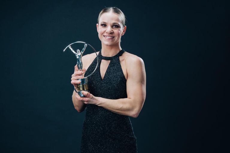 Oksana sonríe, junto al premio Laureus que recibió en 2020 como la mejor atleta paralímpica del mundo