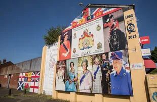 Imágenes de la reina Isabel II del Reino Unido en uno de los barrios británicos.