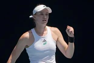 La kazaja Elena Rybakina celebra su victoria sobre la polaca Iga Swiatek en el Australian Open