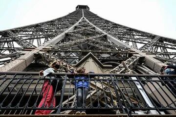 Los visitantes disfrutan de la vista desde el segundo piso de la Torre Eiffel en París