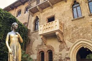 El balcón de Julieta, en Verona, un mito que el turismo sostiene con fervor