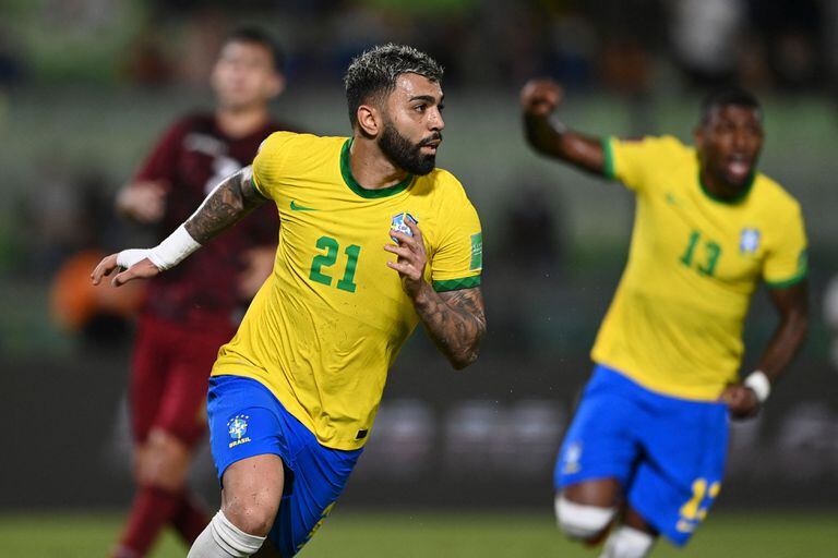 Festeja Gabriel Barbosa después de anotar contra Venezuela; a Brasil le bastaron 20 minutos para dar vuelta un partido desfavorable ante la Vinotinto