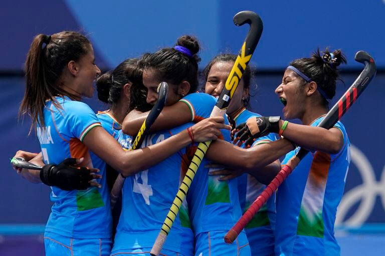 El equipo de India celebra el gol de Gurjit Kaur contra Australia en el partido de hockey femenino por los Juegos Olímpicos de Tokio