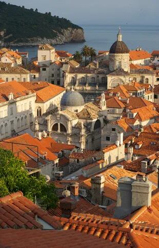 El casco histórico de Dubrovnik desde las antiguas murallas.
