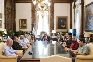 El Presidente Fernández  junto a gremialistas y dirigentes de movimientos sociales, en su despacho de la Casa Rosada.