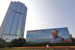 Un mural conmemorativo a Deng Xiaoping en Shenzhen, una ciudad que creció al ritmo de la instauración de la primera zona económica especial que impulsó el ex líder chino