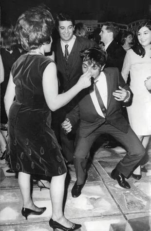 Johny Tedesco y Pachi, su esposa, fotografiados por Gente en 1965, bailando en la inauguración de una boite en Buenos Aires.