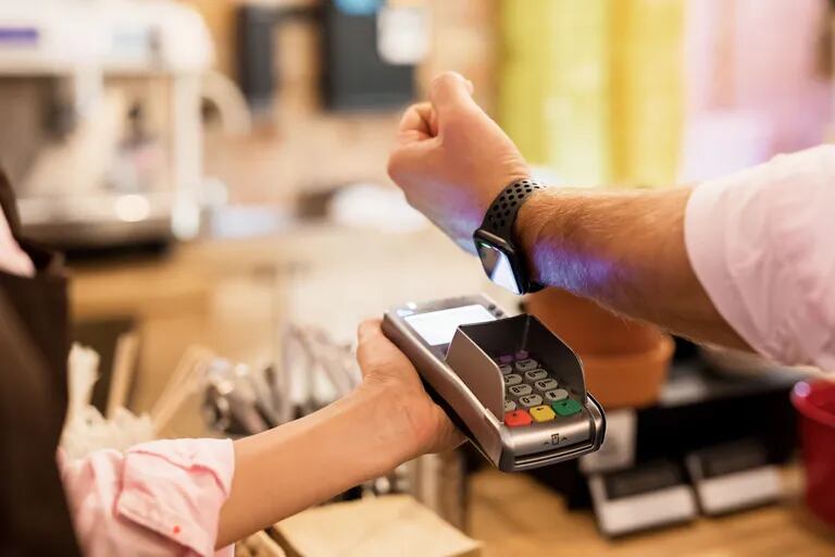 Apple Pay funciona vía NFC, y es posible usar un iPhone 6 o posterior o un Apple Watch para hacer los pagos, vinculados a una tarjeta de crédito