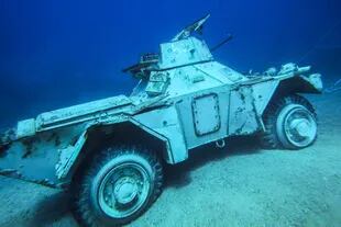 Vehículo blindado de las Fuerzas Armadas de Jordania se encuentra en el lecho marino del Mar Rojo, frente a la costa de la ciudad portuaria sur de Aqaba, como parte de un nuevo museo militar submarino, Jordania