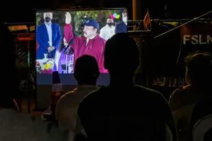 ARCHIVO - Residentes ven la toma de posesión del presidente Daniel Ortega en una pantalla gigante en un parque en el barrio Julio Buitrago de Managua, Nicaragua, el 10 de enero de 2022. (AP Foto/Andrés Núñez, archivo)
