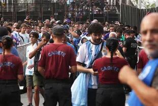 Hinchas en la entrada del estadio Monumental por el partido amistoso de Argentina vs Panamá