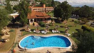 Pinares Panorama Suites & Spa está ubicado en la zona más linda de Villa Carlos Paz y cuenta con vistas al valle y al lago.