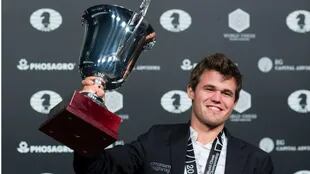 Todo sonrisas para Carlsen: celebró su cumpleaños con la retención de la corona
