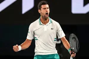 Djokovic, demoledor: aplastó a Karatsev y jugará su novena final en Australia