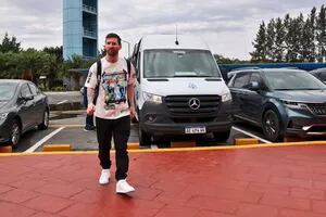 Messi llegó a la Argentina: cuánto cuesta la exclusiva remera de Louis Vuitton que lució