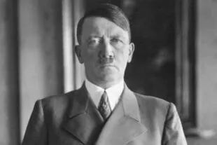 Hitler conoció a Constanze cuando estaba en la clínica de Berchtesgaden y acababa de despedir a su dietista tras descubrir que la ascendencia de su abuela contenía "sangre judía"