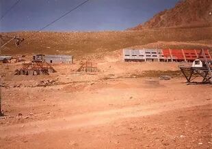 Una imagen de Las Leñas durante su proceso de construcción, que comenzó en enero de 1982. En junio de 1983 se inauguró la primera etapa.