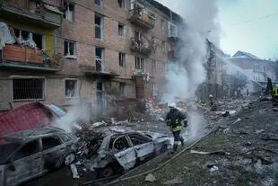 Los bomberos del Servicio Estatal de Emergencias de Ucrania trabajan para extinguir un incendio en el lugar de un bombardeo ruso en la ciudad de Vyshgorod, a las afueras de la capital, Kiev, Ucrania, el miércoles 23 de noviembre de 2022.